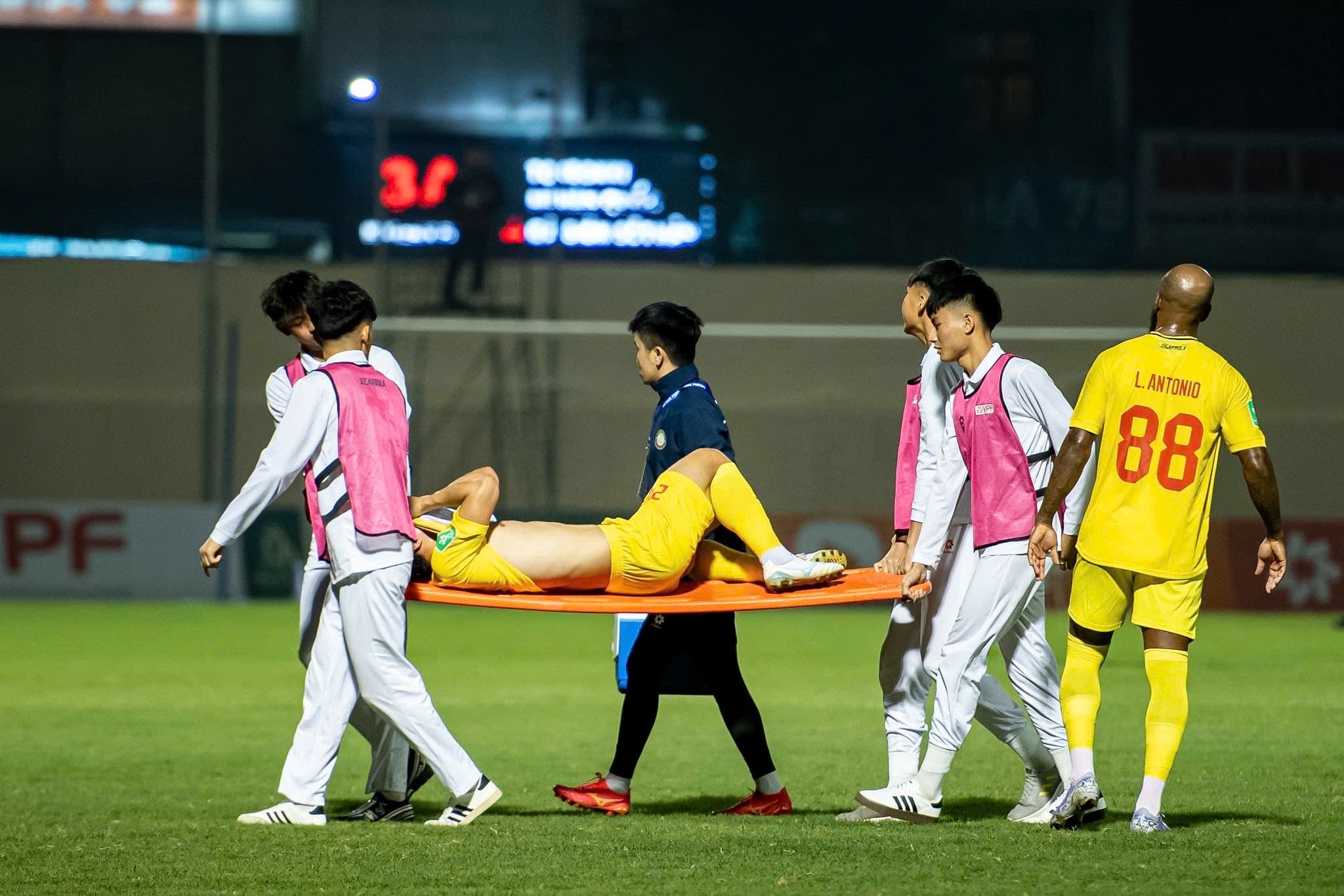 Tay săn bàn được HLV Kim Sang Sik đặc biệt quan tâm rời sân trong đau đớn