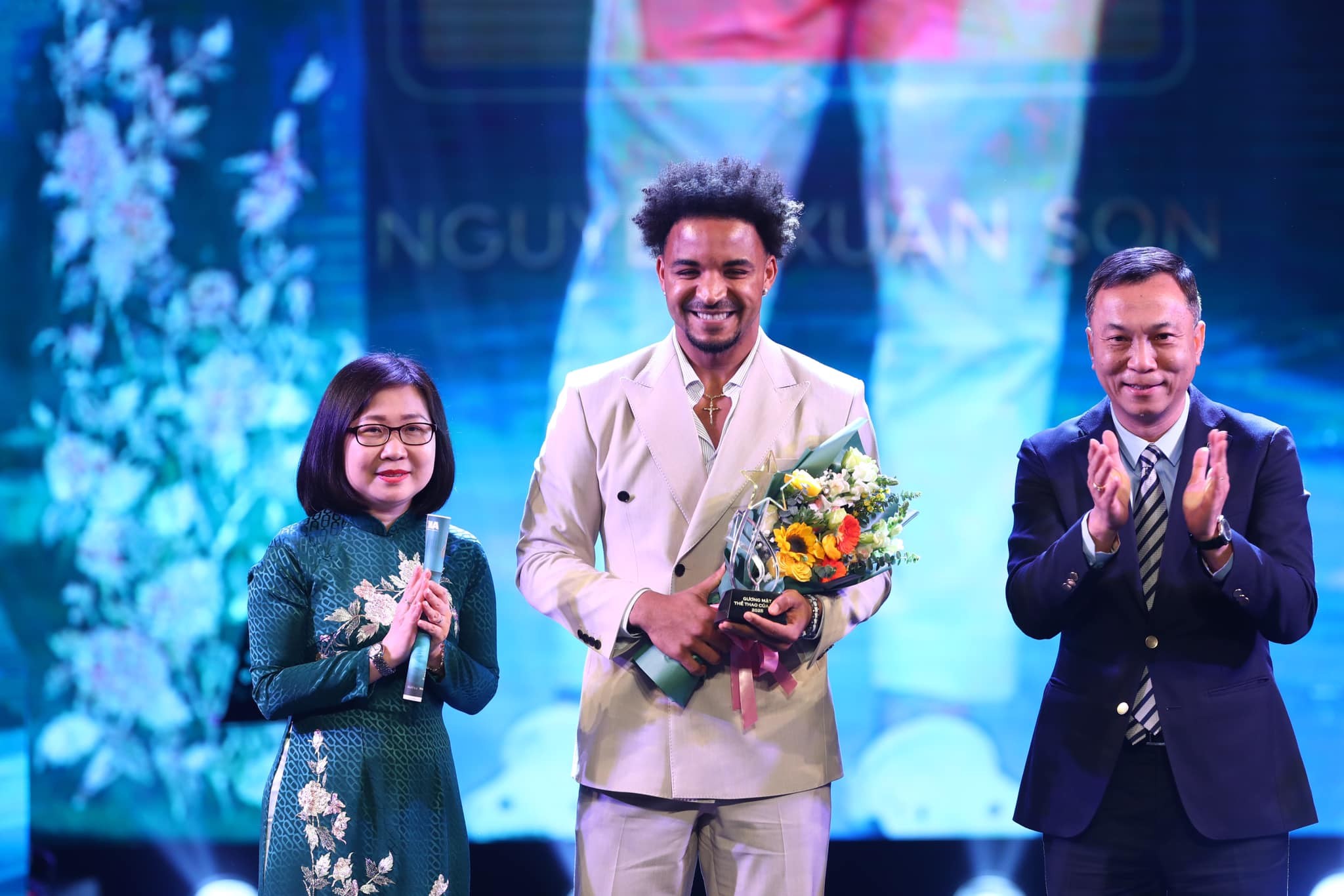 Tiền đạo Nguyễn Xuân Son giành danh hiệu Gương mặt thể thao của năm