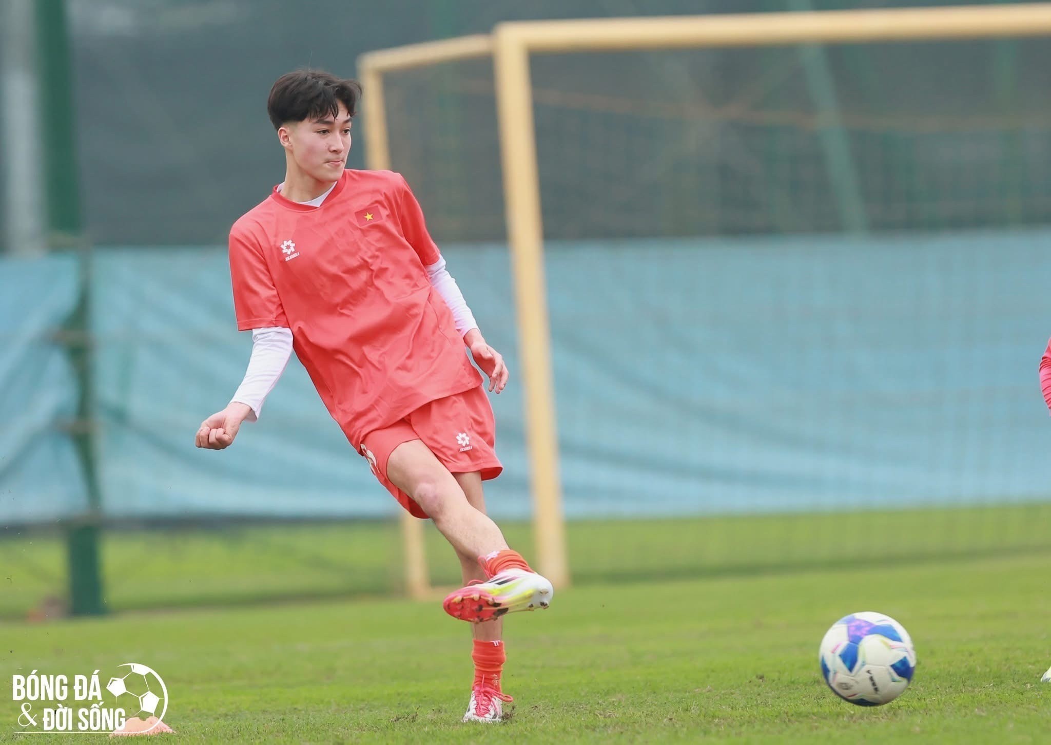 Bị loại khỏi U17 Việt Nam, sao Việt kiều bất ngờ xuất hiện trong màu áo CAHN