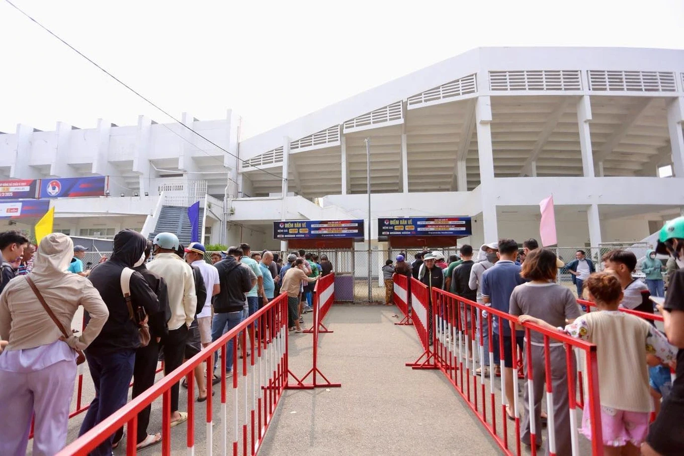 Hàng trăm CĐV đội nắng xếp hàng săn vé xem tuyển Việt Nam