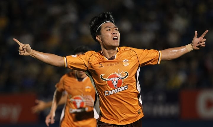 Trò cưng bầu Đức báo tin vui cho HLV Kim Sang Sik