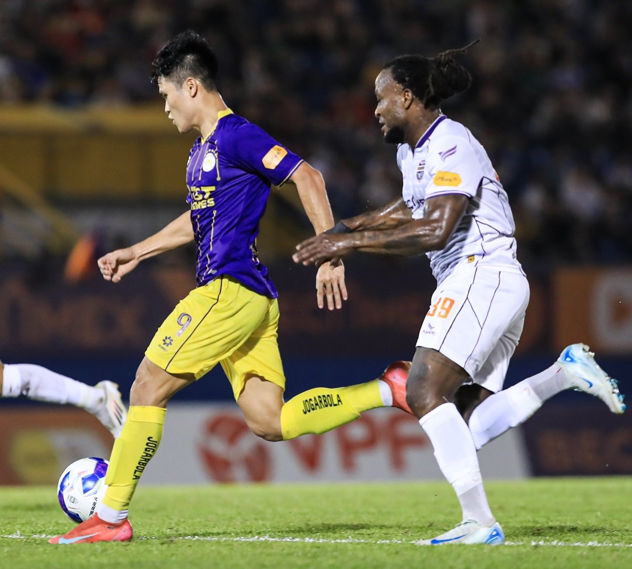 Kết quả V-League: Tuấn Hải che mờ Tiến Linh, Hà Nội FC áp sát ngôi đầu V-League