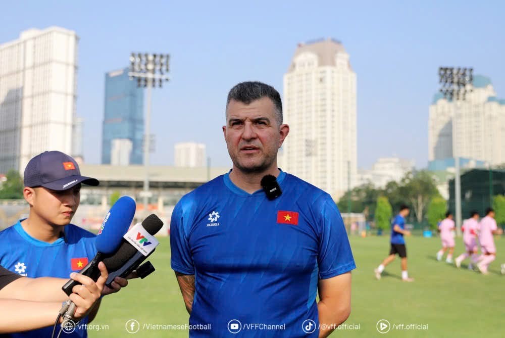 U16 Việt Nam rèn quân, HLV Roland đặt niềm tin vào lứa cầu thủ trẻ