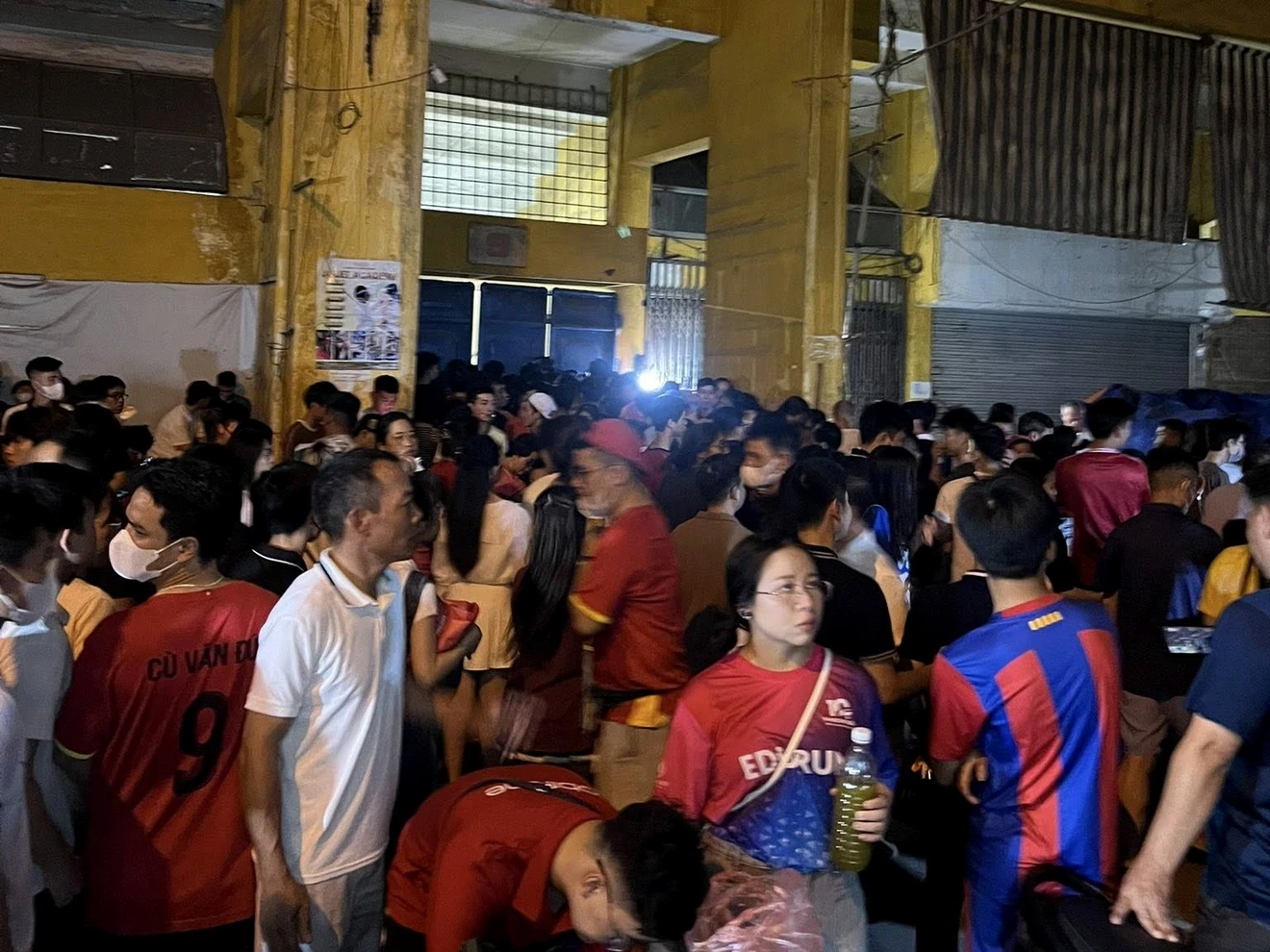 CAHN xin lỗi người hâm mộ sau sự cố "có vé nhưng không được vào sân"