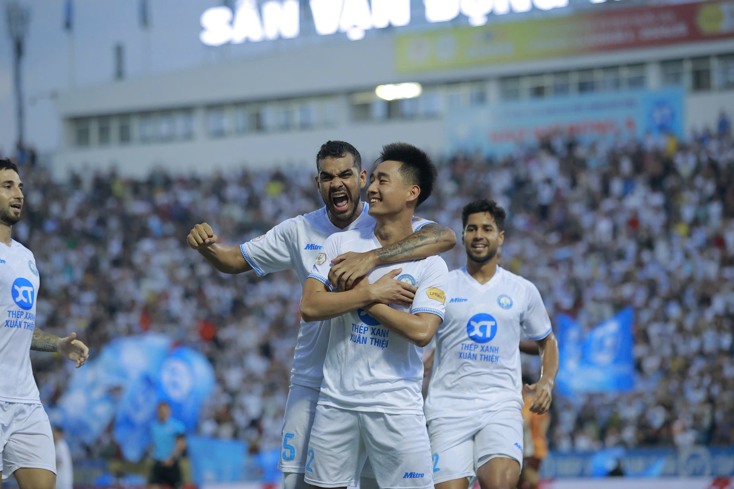 Kết quả V-League: Đè bẹp Hoàng Anh Gia Lai, Nam Định xây chắc ngôi đầu bảng