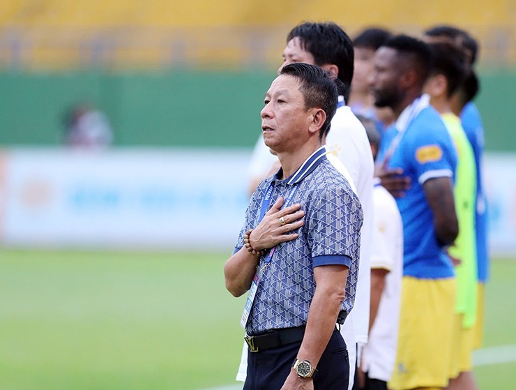 HLV Văn Sỹ Sơn xin từ chức sau trận thua Đà Nẵng