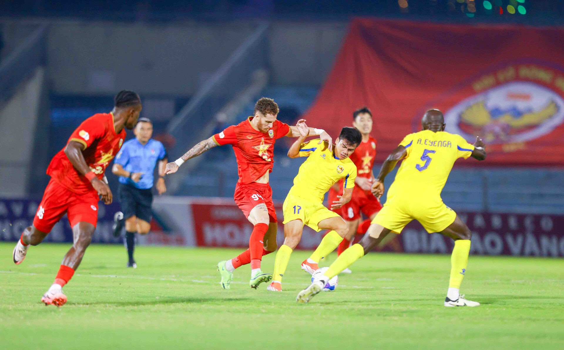 Kết quả V-League: Đánh bại Hà Tĩnh, Quảng Nam rộng cửa trụ hạng