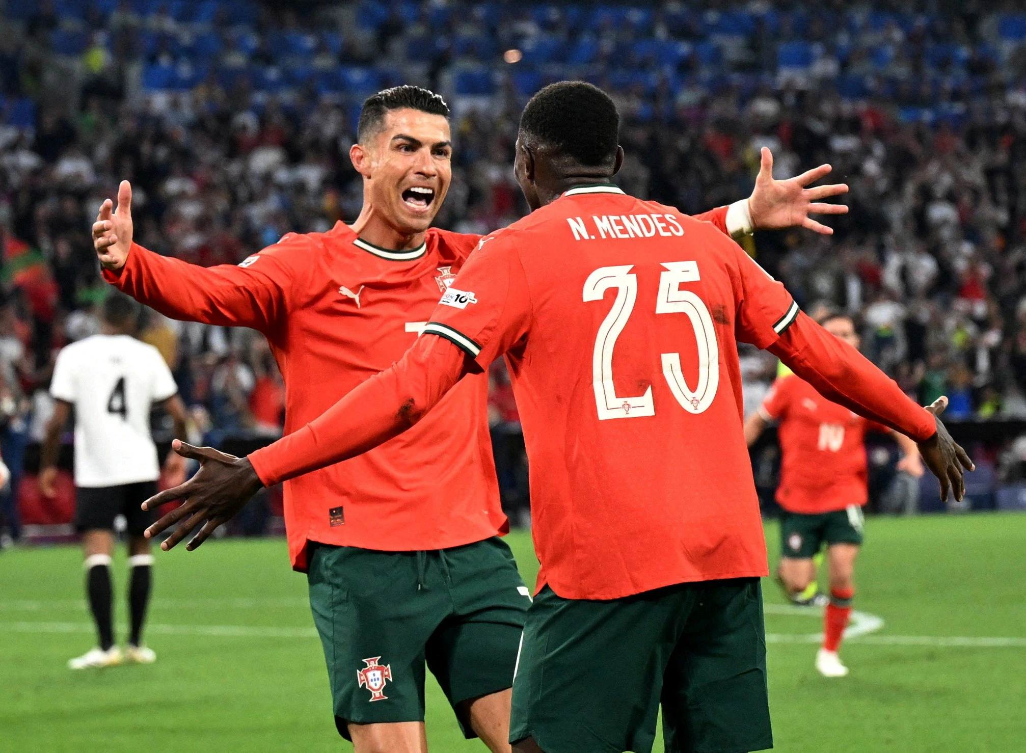Ronaldo ghi bàn thắng lịch sử đưa Bồ Đào Nha vào chung kết Nations League