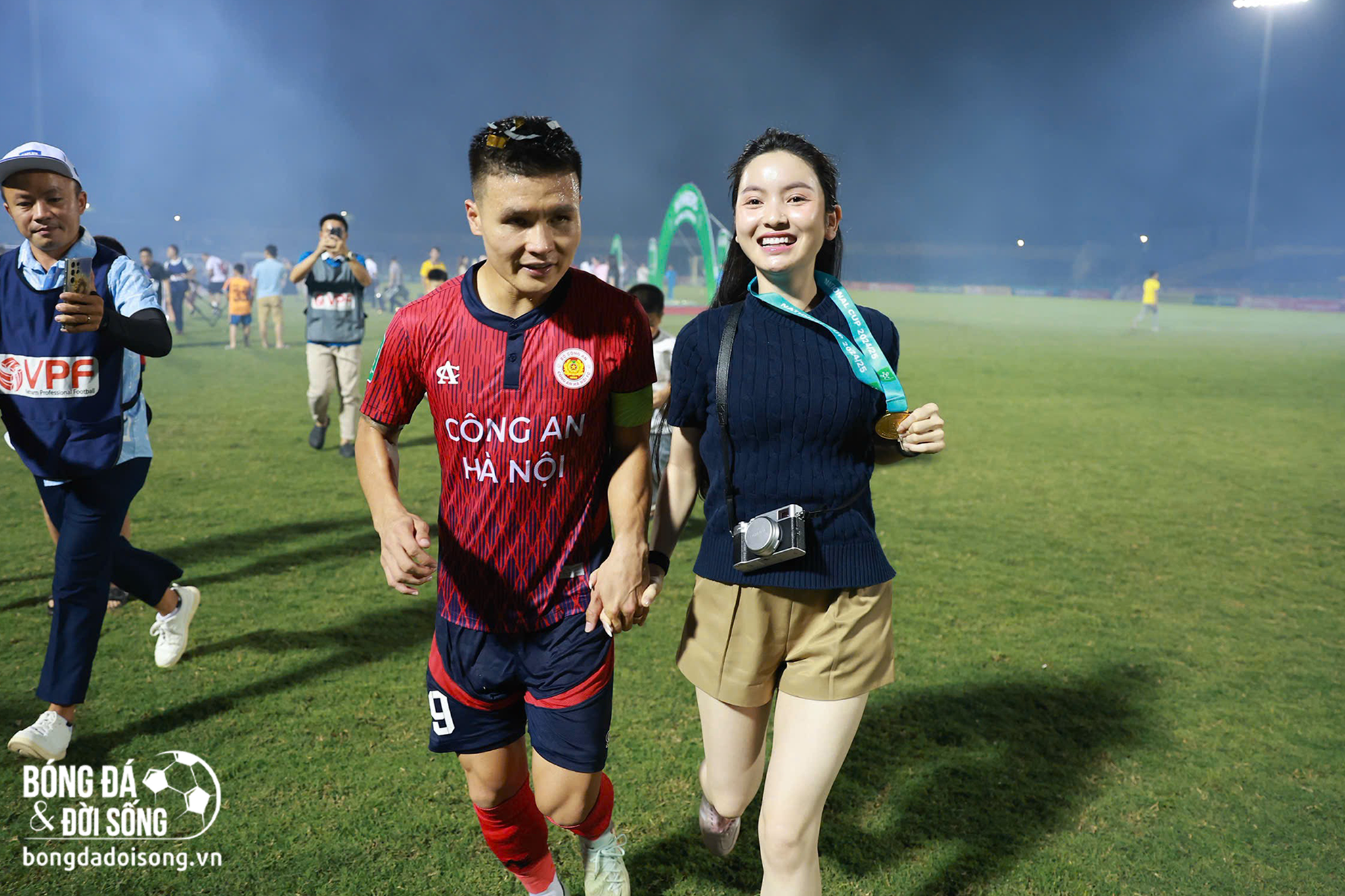 Khoảnh khắc ngọt ngào của Quang Hải và bà xã tại thành Vinh