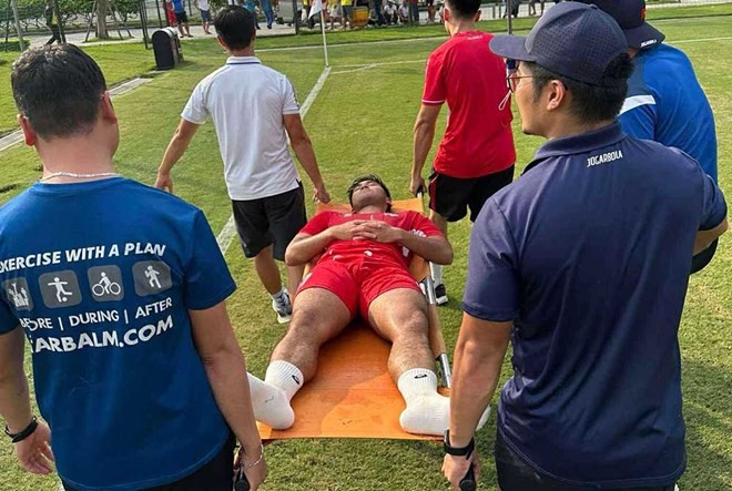 Tuyển thủ U23 Việt Nam bất tỉnh sau pha va chạm cực mạnh