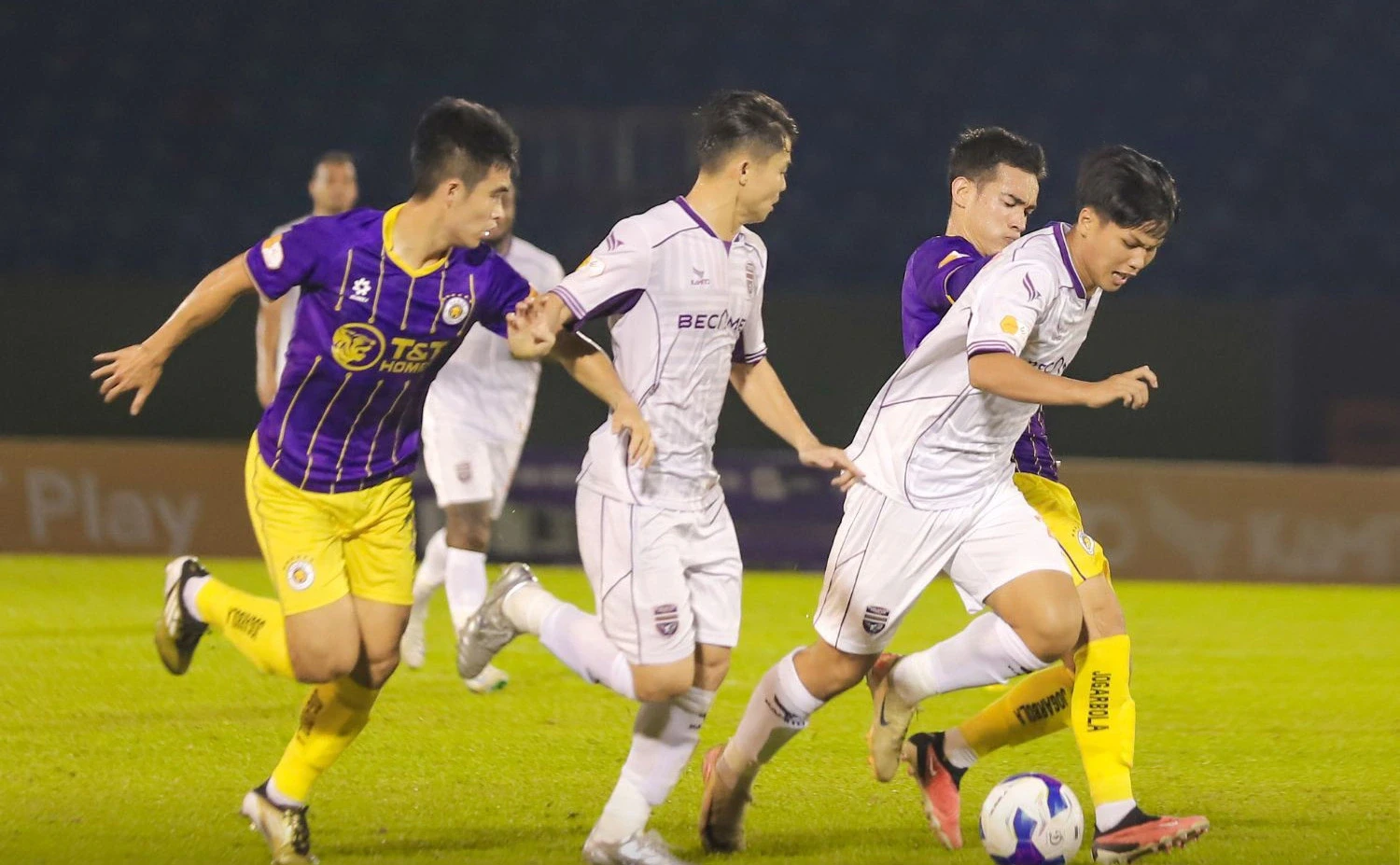 V-League 2025/26: Nóng ngay vòng mở màn, siết chặt suất trụ hạng