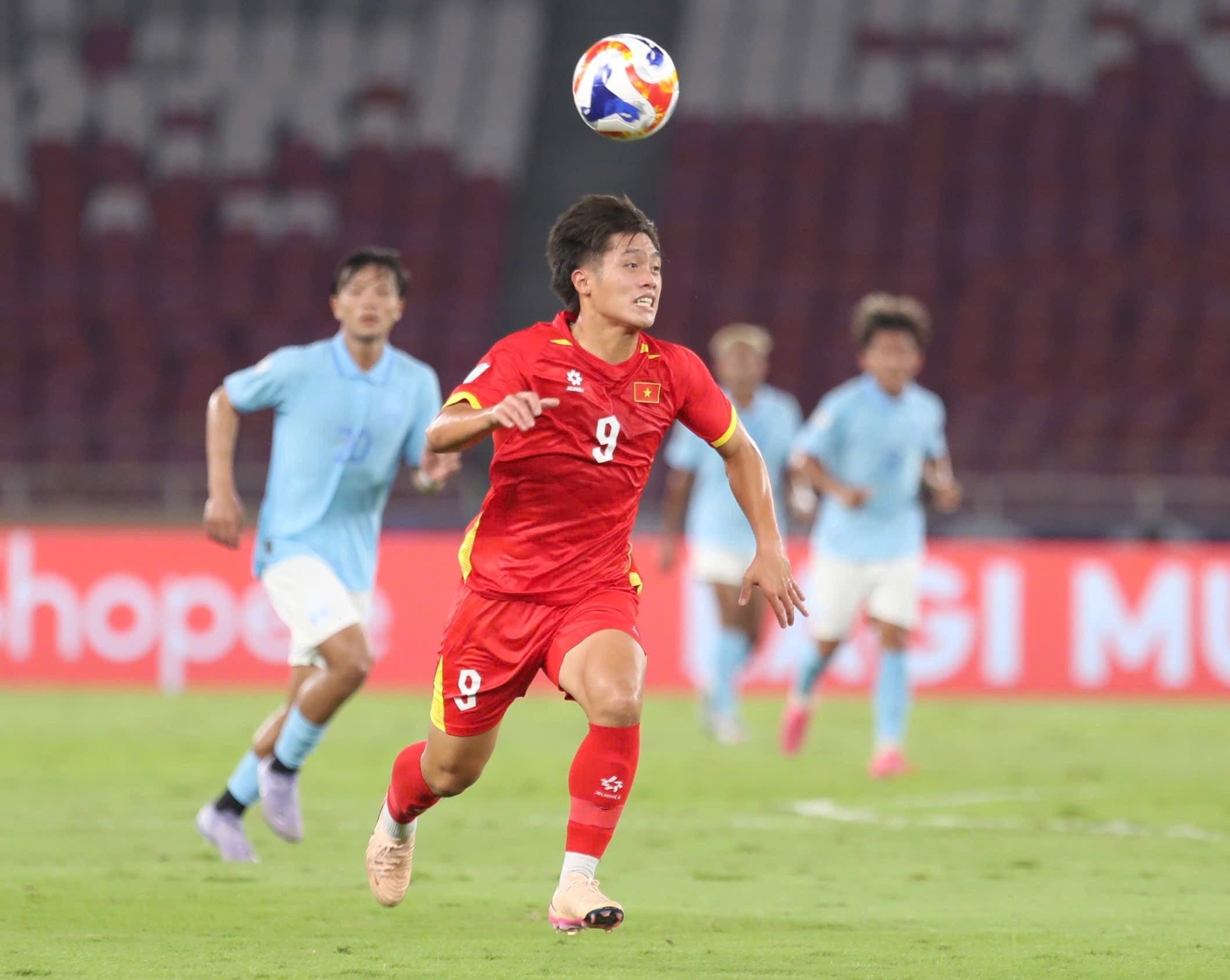 Tiền đạo Quốc Việt thừa nhận sai sót sau trận thắng Campuchia