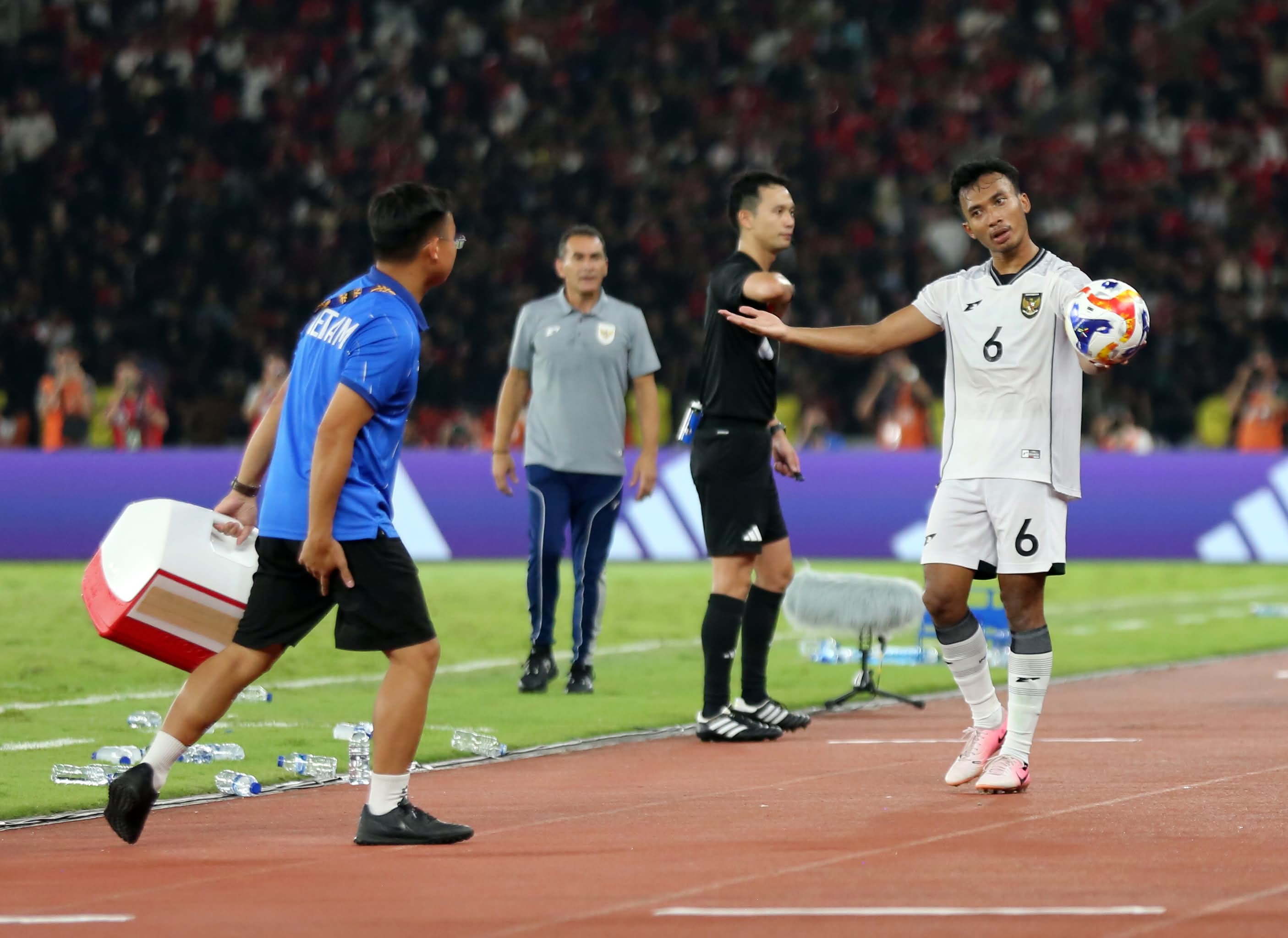 Bác sĩ U23 Việt Nam lý giải tình huống khiến trợ lý Indonesia bị thẻ đỏ