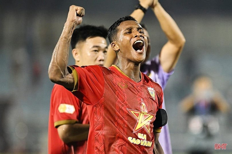 Trung vệ Adou Minh nghẹn ngào chia tay CLB Hà Tĩnh