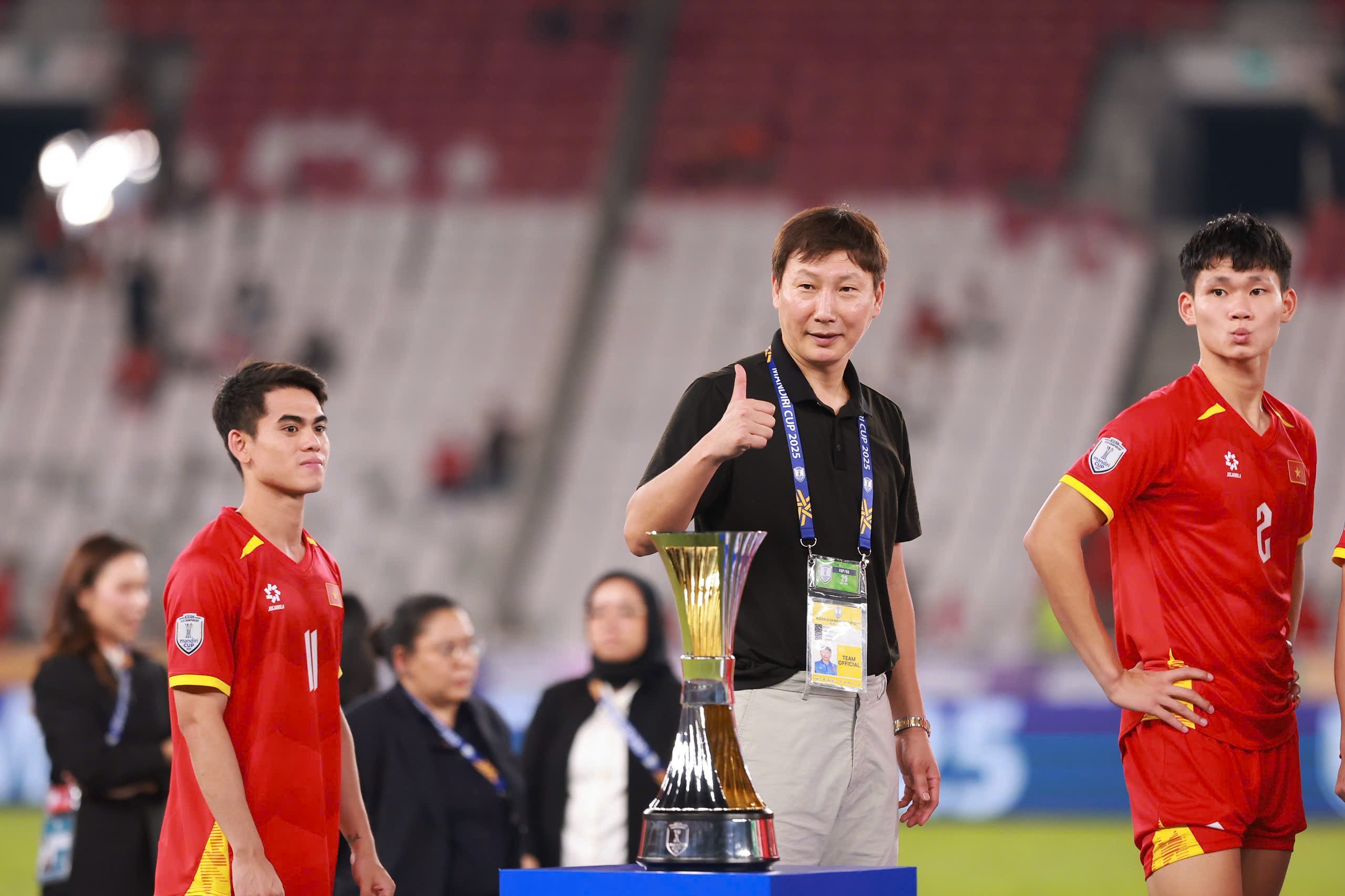 HLV Kim Sang Sik nói thật về cầu thủ Việt kiều, hé lộ kế hoạch với Xuân Son