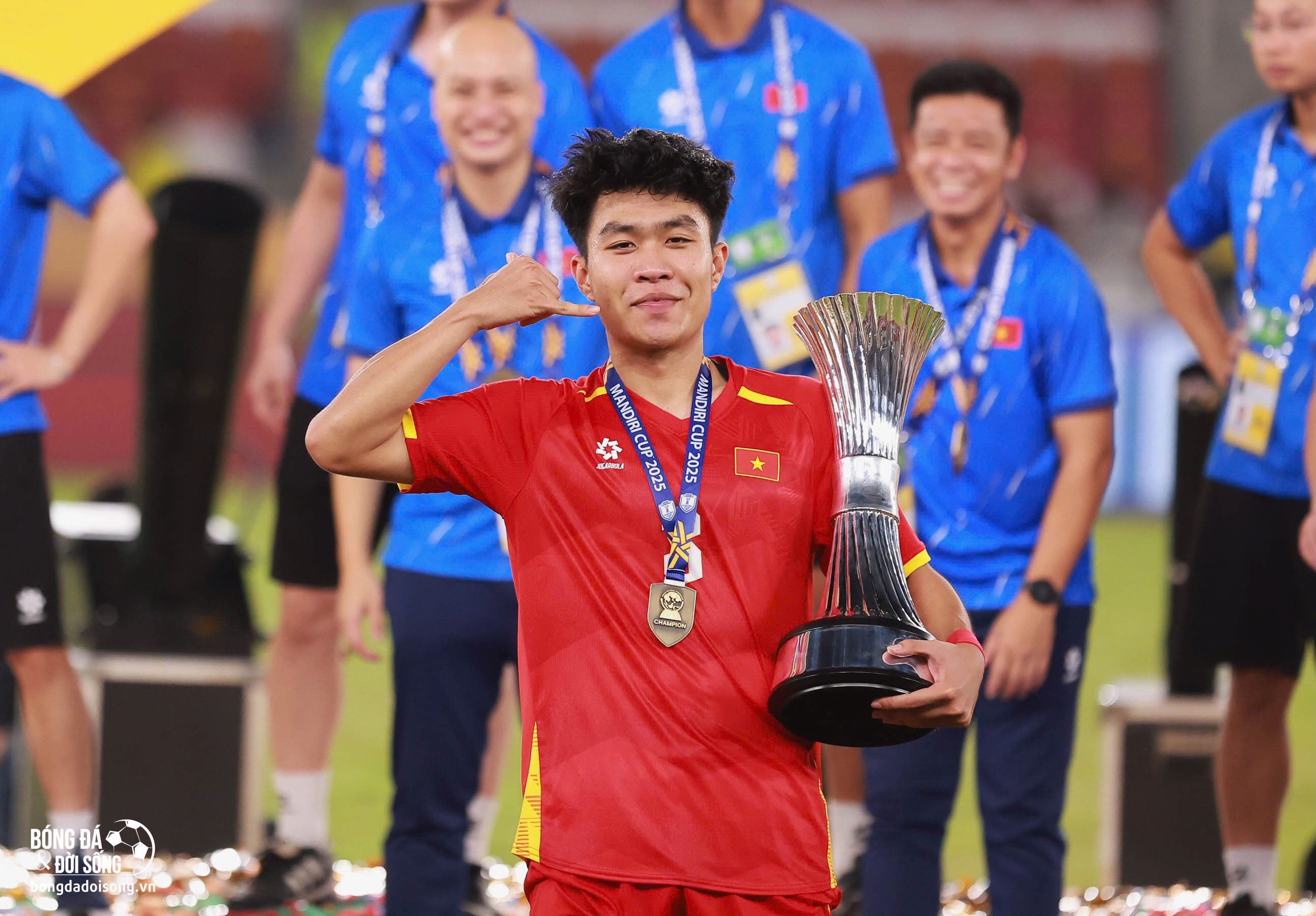 Trung vệ U23 Việt Nam cập bến Công an Hà Nội