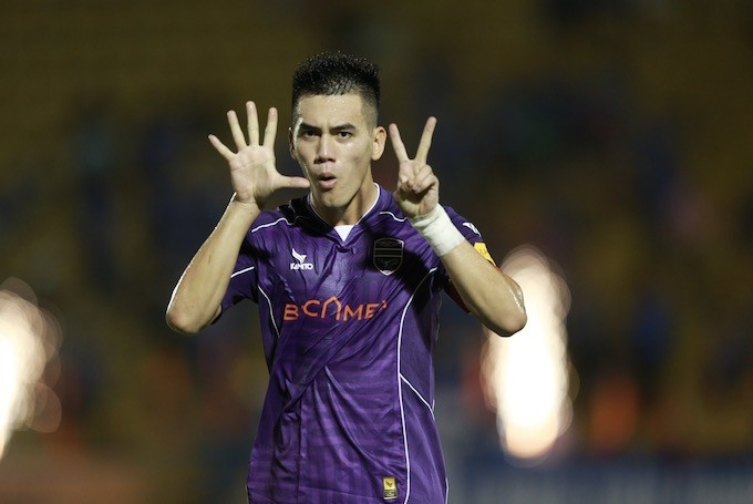 Tiến Linh nghẹn ngào chia tay CLB Becamex TP.HCM