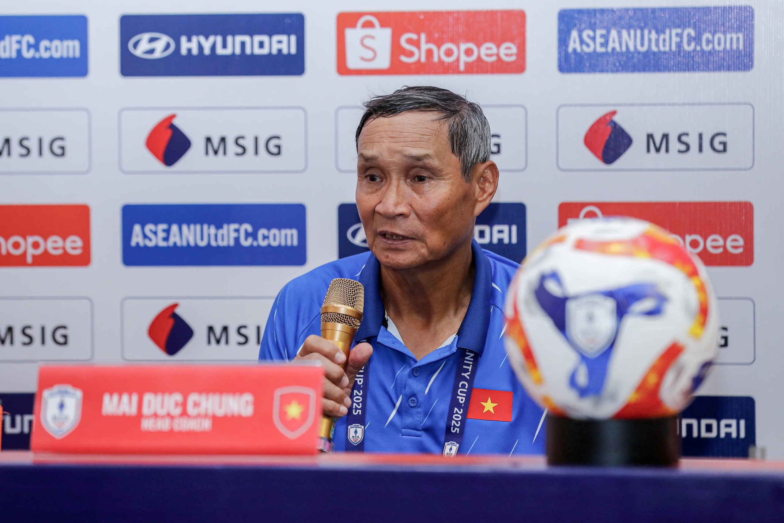 HLV Mai Đức Chung: “Tuyển Việt Nam quyết tâm đánh bại Thái Lan để giành ngôi nhất bảng”