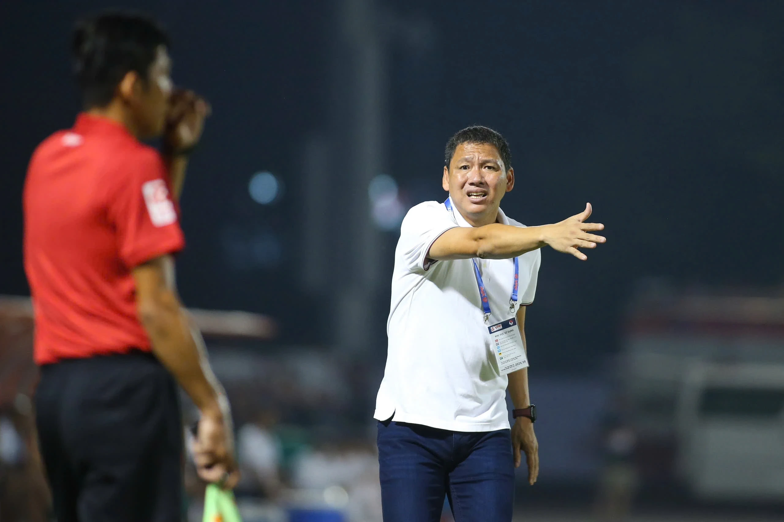 HLV Nguyễn Anh Đức nổi nóng về công tác trọng tài sau khi bị loại khỏi Cúp QG
