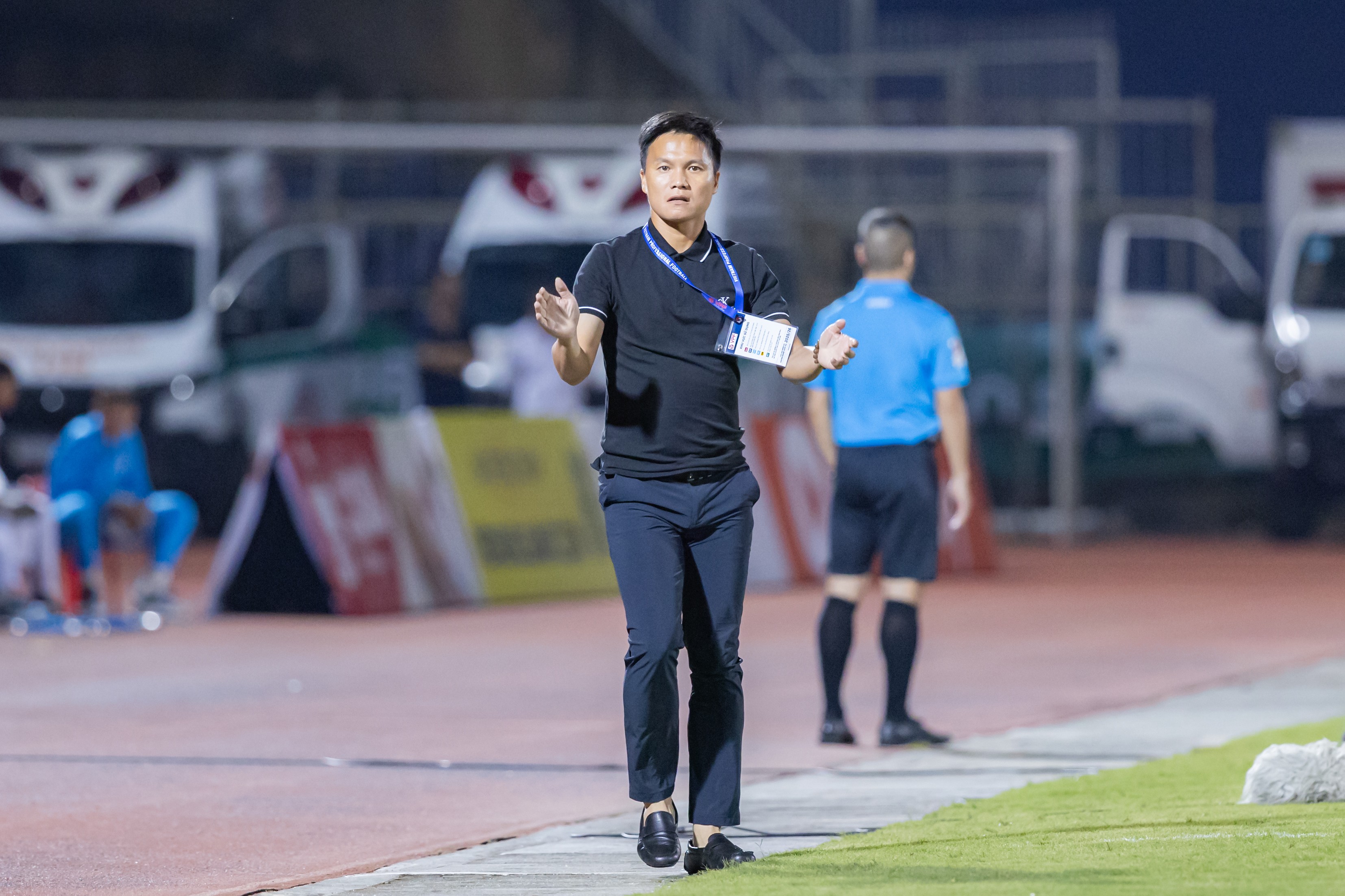 HLV Hà Tĩnh bật mí cách giữ lại 1 điểm trên sân Vinh trong thế thiếu người