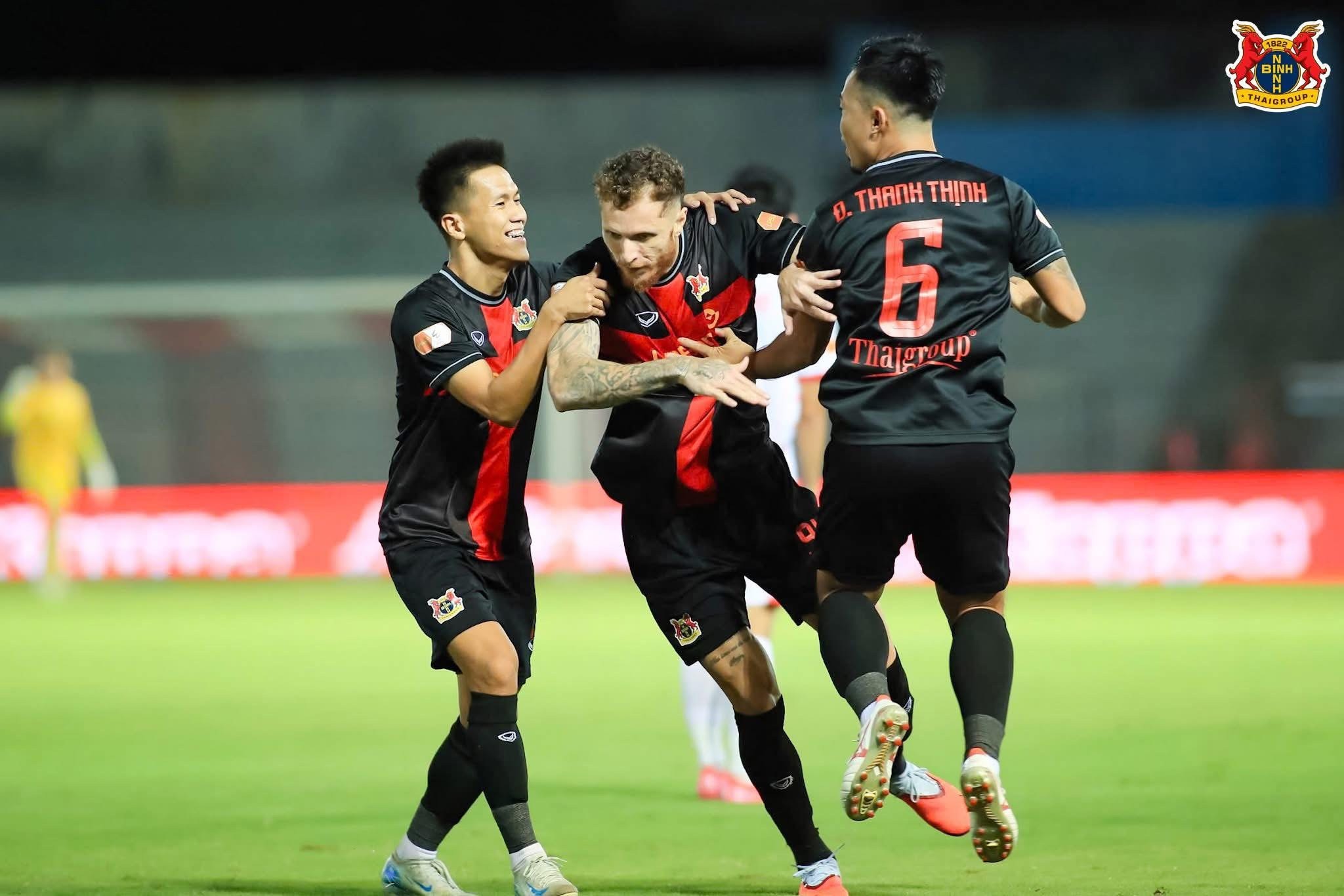 HLV Kim Sang-sik đề xuất nhập tịch bộ đôi Brazil cho tuyển Việt Nam