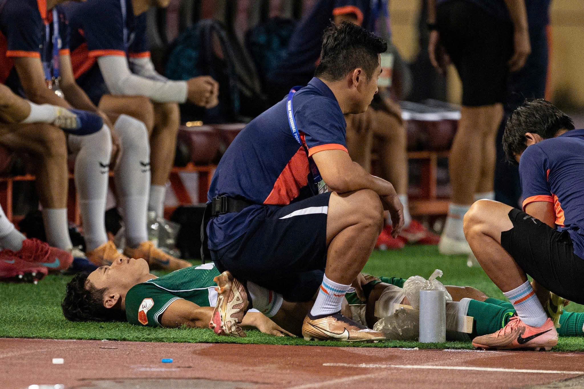 Thủ môn Bùi Tiến Dũng chấn thương nặng trong trận Đà Nẵng gặp Thể Công Viettel