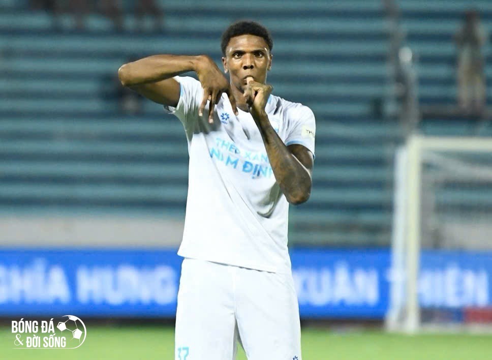 Tiền đạo cao nhất thế giới ghi bàn danh dự cho CLB Nam Định