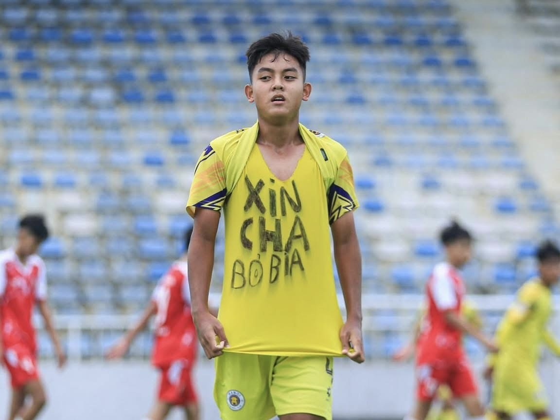 Cầu thủ nhí của Hà Nội FC gây xúc động với thông điệp đặc biệt gửi đến Cha sau khi ghi bàn