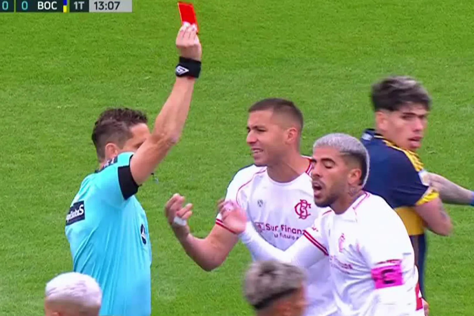 Trọng tài Argentina bị treo còi sau khi rút thẻ đỏ đuổi con trai Chủ tịch AFA