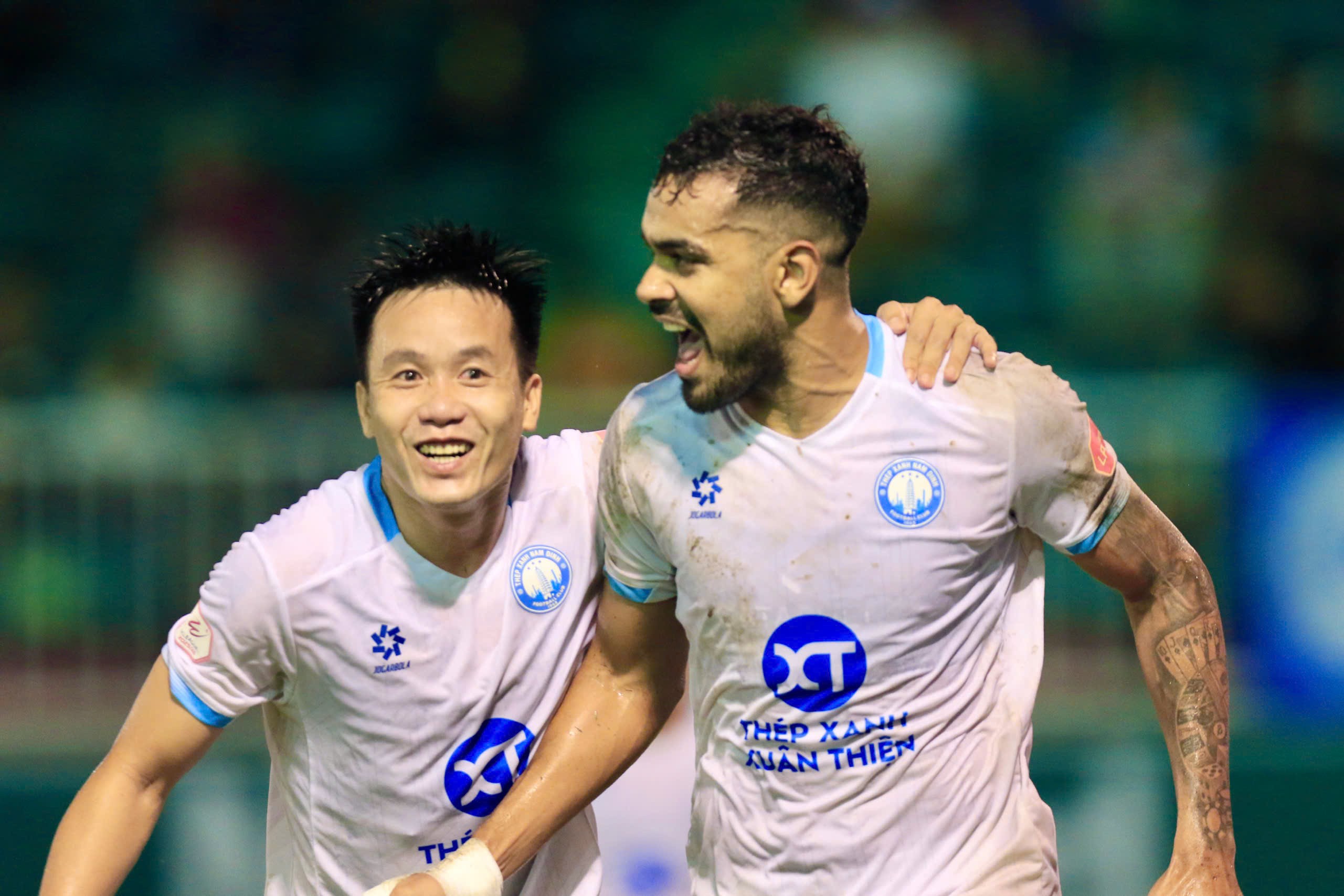 Highlights V-League: Ngoại binh lập cú đúp, Nam Định thoát thua trên sân Pleiku