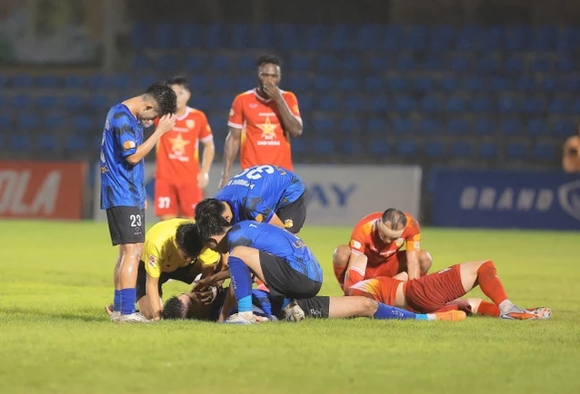 Sao trẻ HAGL thoát nạn nhờ phản xạ nhanh của trọng tài V-League