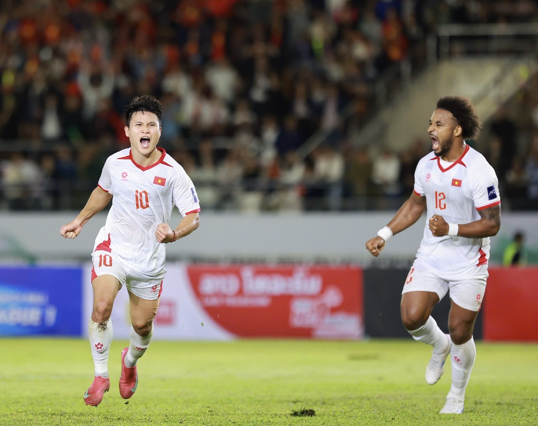 Xuân Son và Tuấn Hải toả sáng, tuyển Việt Nam giành trọn 3 điểm trước Lào