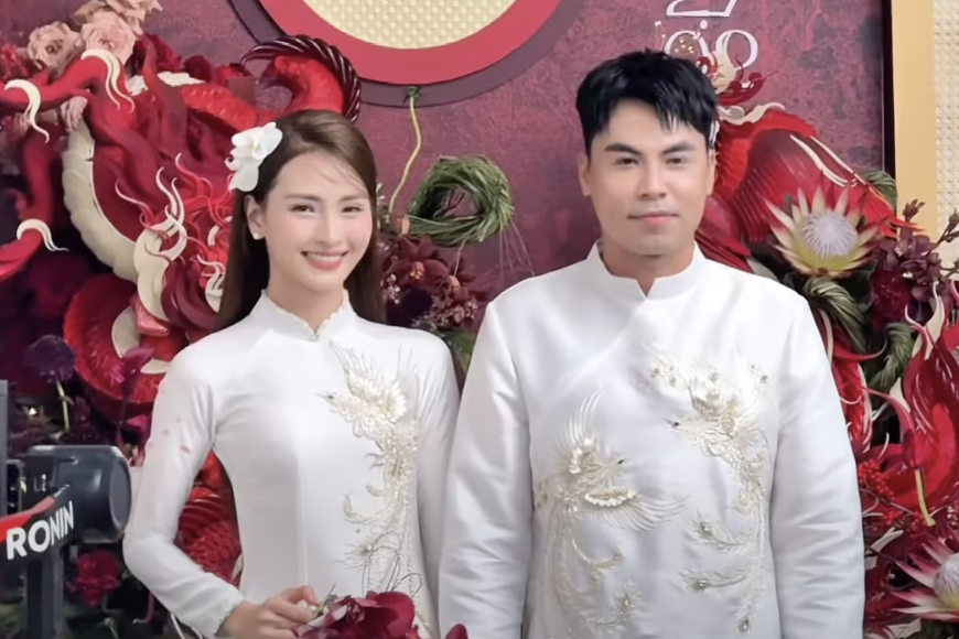 Cầu thủ Đức Huy và MC Mù Tạt rạng rỡ trong lễ ăn hỏi