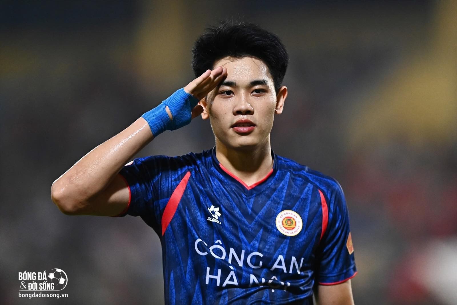 Tiền đạo Đình Bắc "gây sốt" với phong độ thăng hoa tại V-League