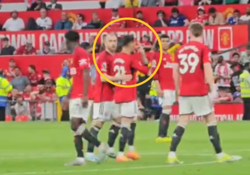 Antony tỏ thái độ bất mãn khi Ten Hag bắt đá hậu vệ