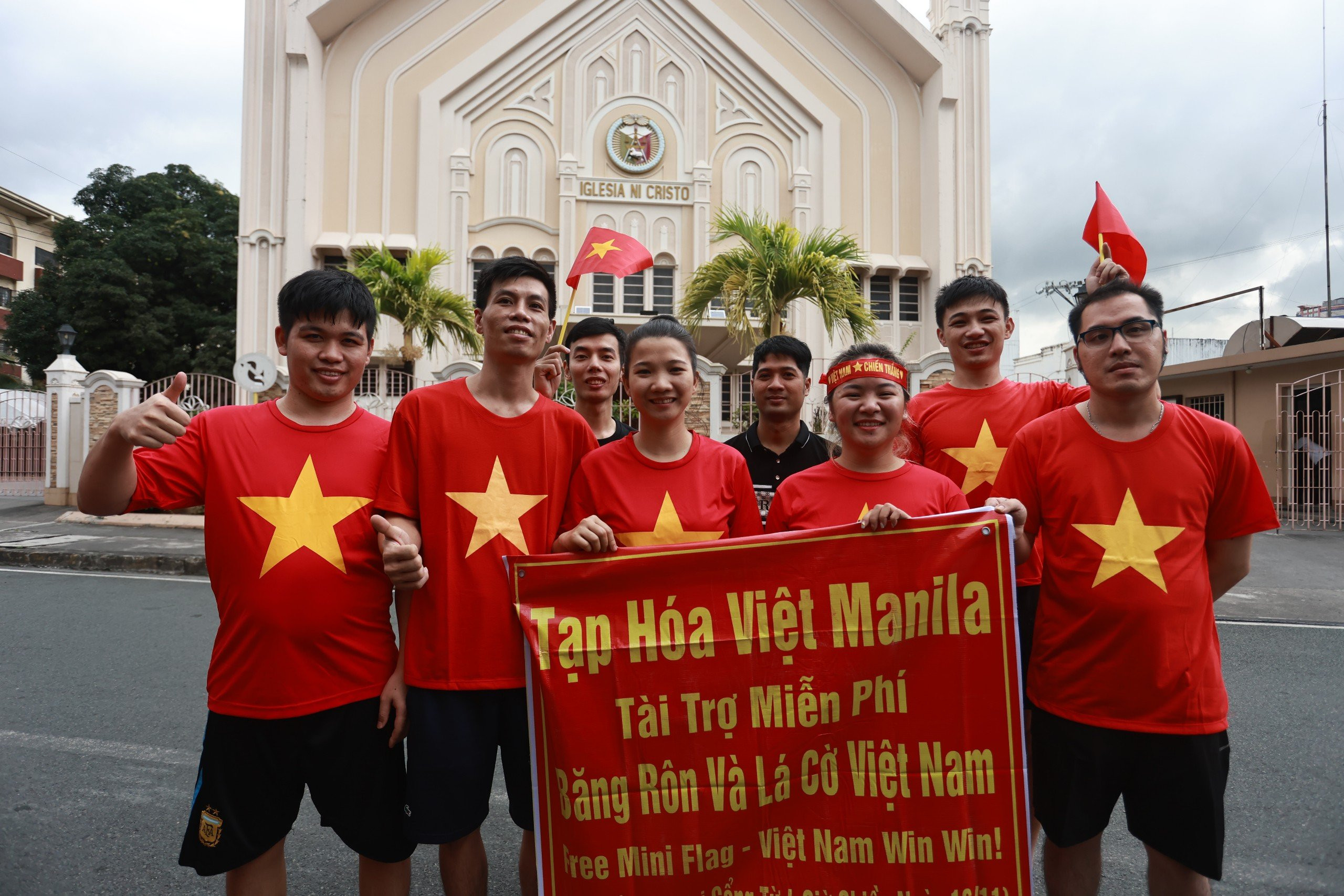 Những cổ động viên đặc biệt của đội tuyển Việt Nam tại Philippines