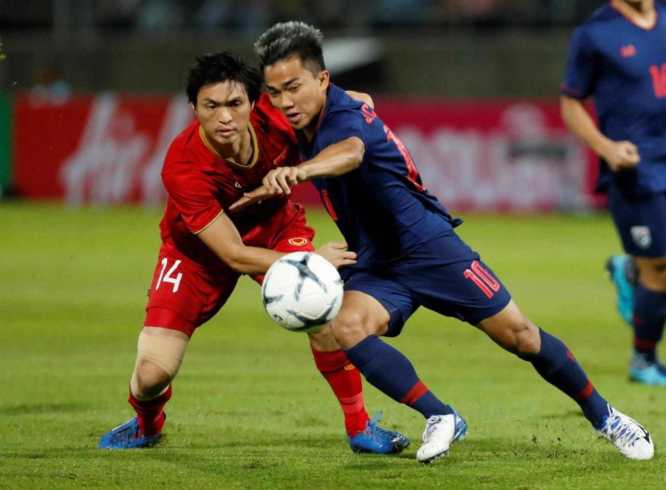 Chanathip Songkrasin cảnh báo các cầu thủ trẻ về sức mạnh của ĐT Việt Nam