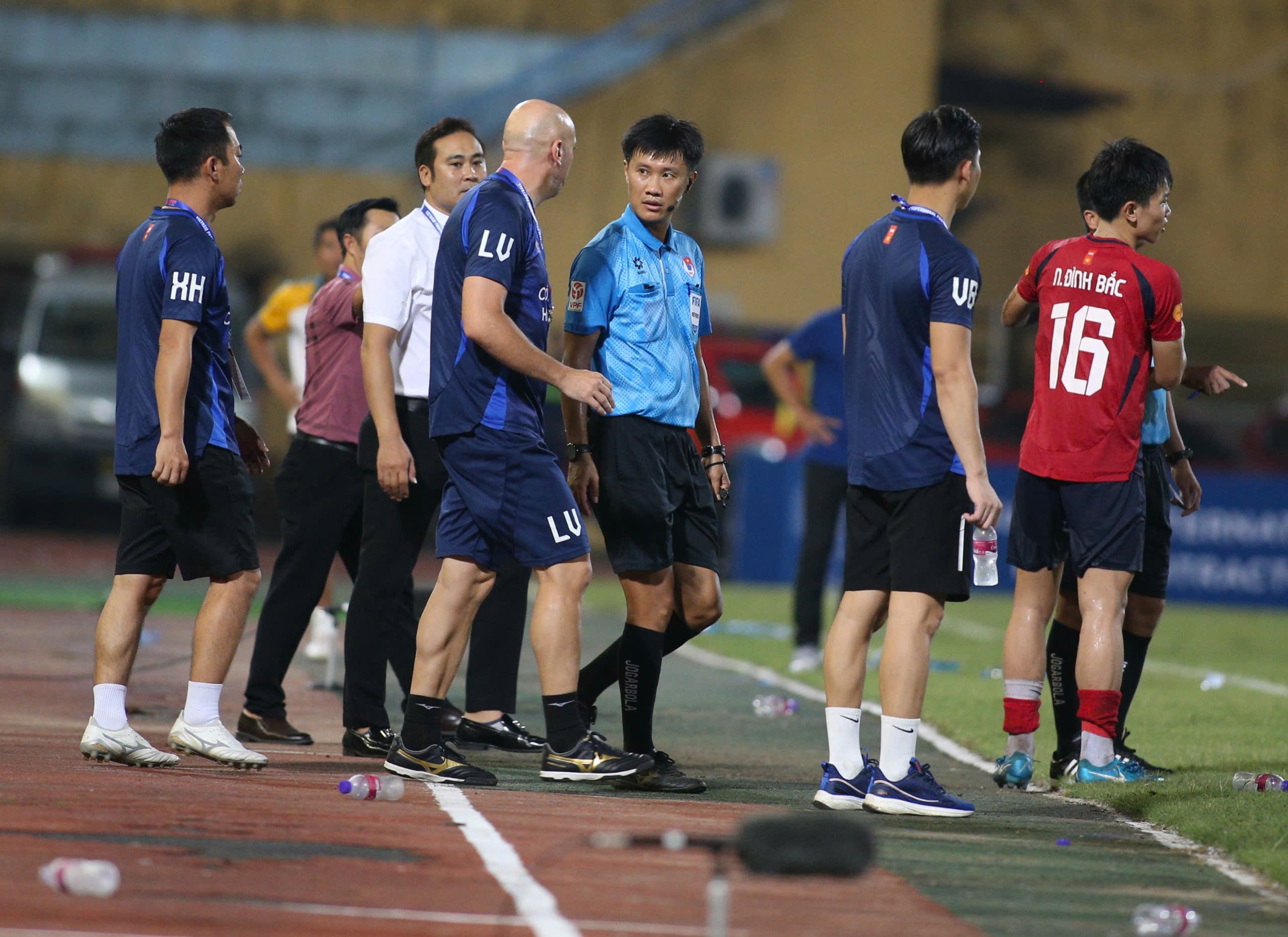 CLB CAHN và HAGL cùng nhận án phạt vì "chơi xấu"