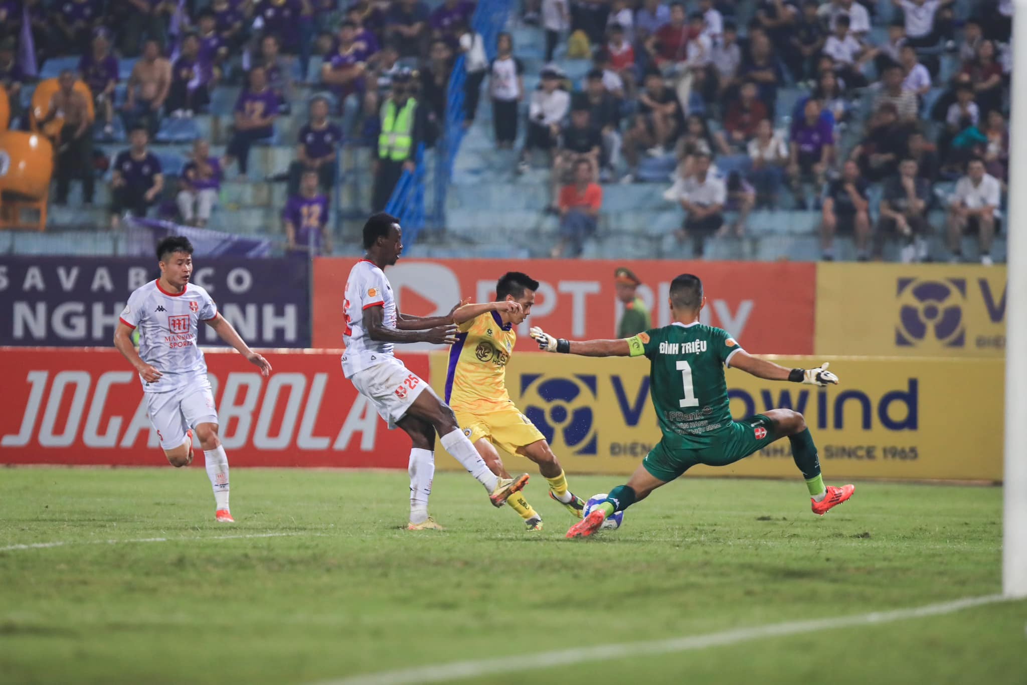 Hà Nội FC chia điểm trong ngày Văn Quyết đi vào lịch sử V-League