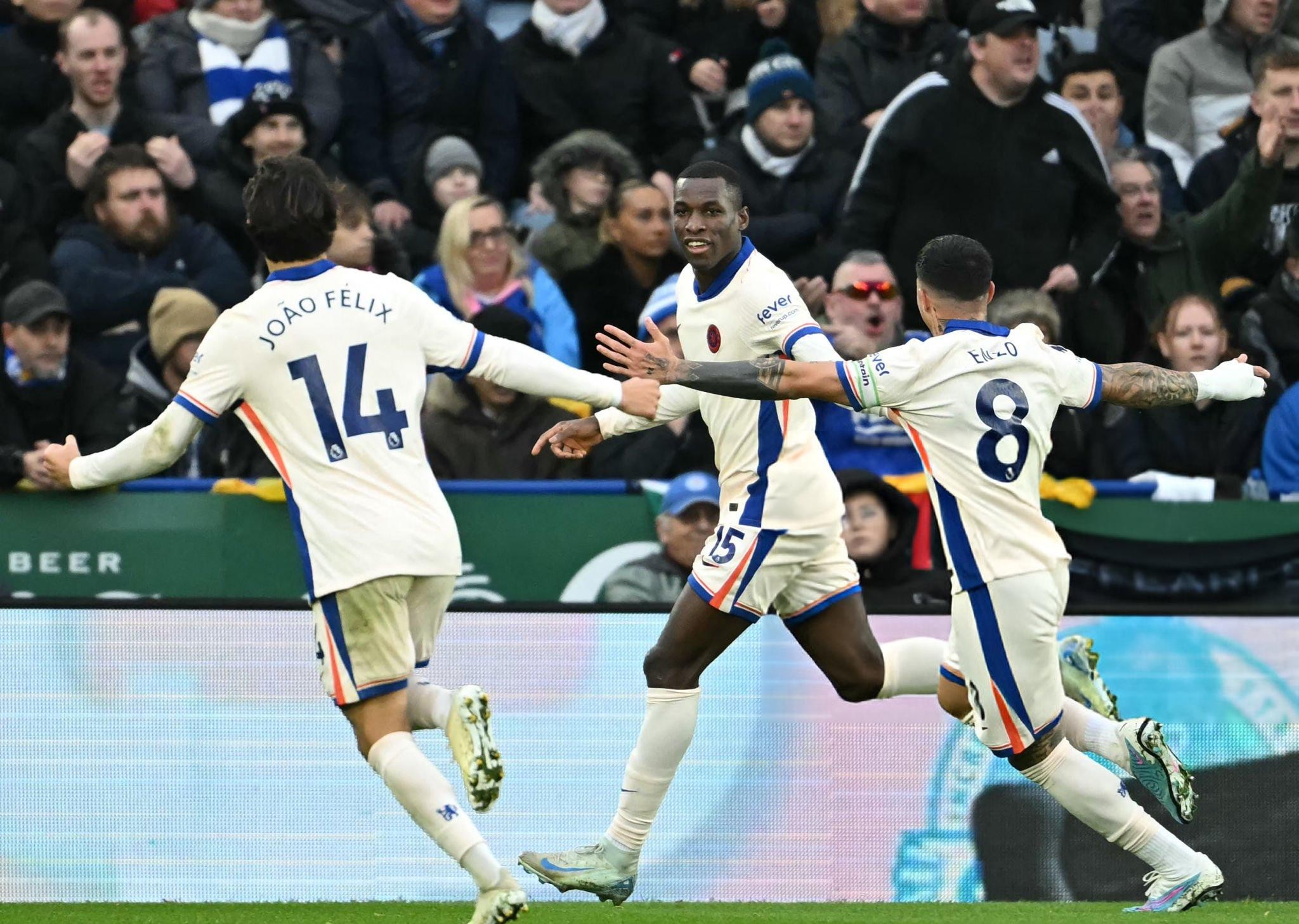 Chelsea nhẹ nhàng vượt qua tân binh của Premier League