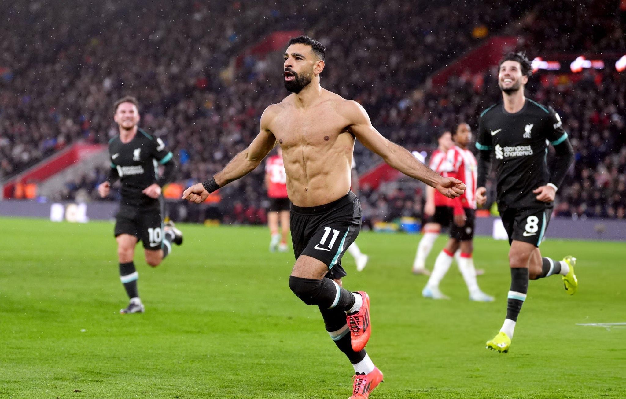 Salah tỏa sáng, Liverpool củng cố ngôi đầu Ngoại hạng Anh