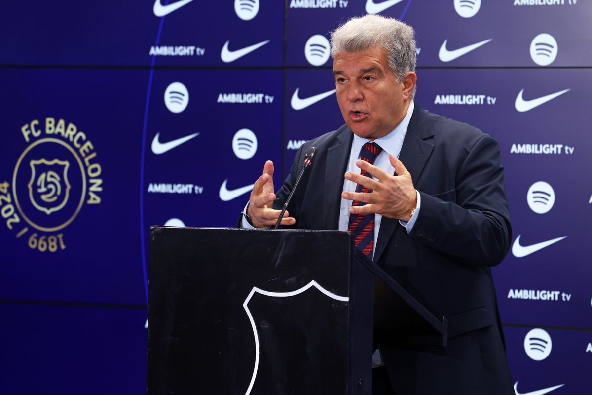 Chủ tịch của Barcelona bị yêu cầu từ chức