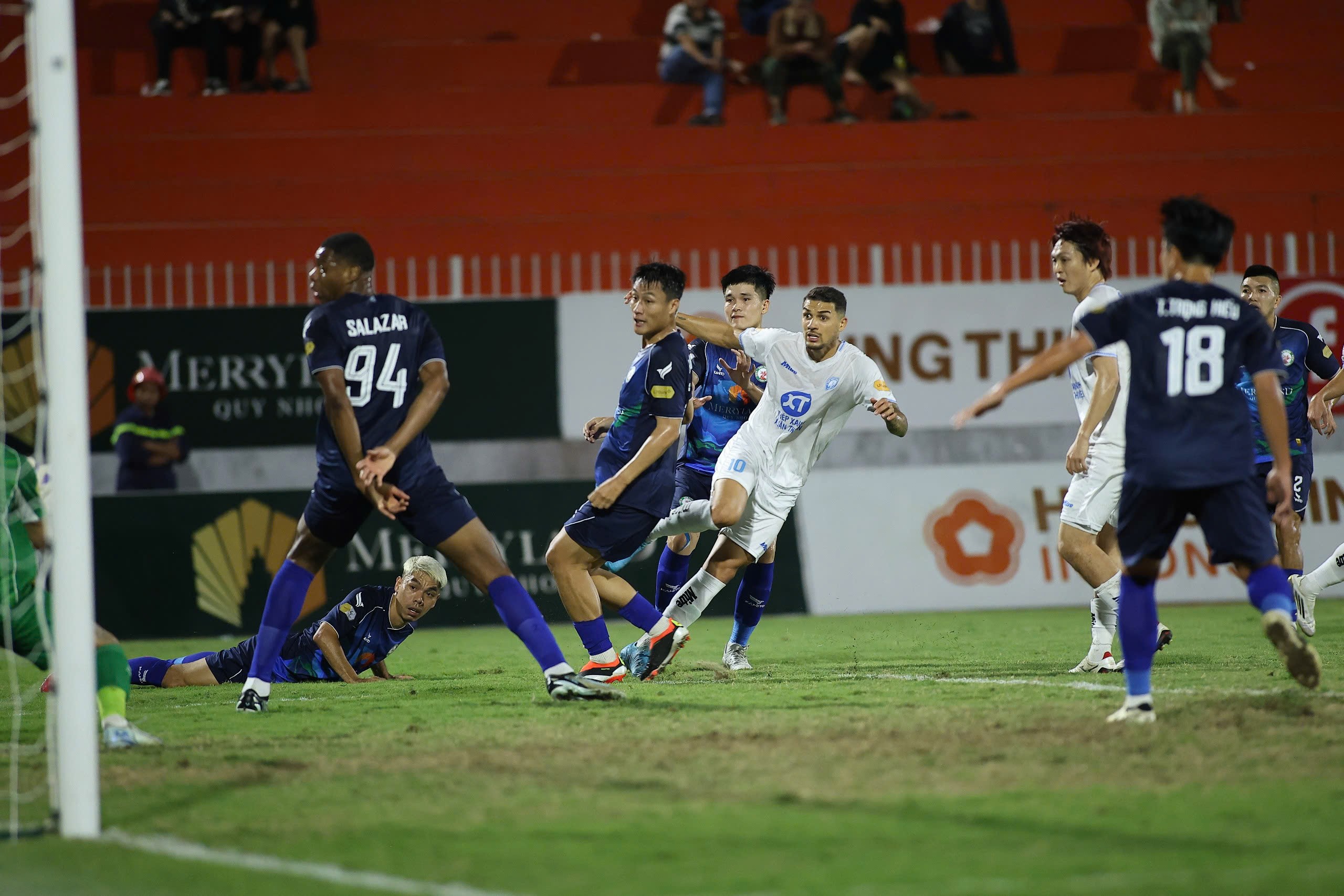 Vắng Xuân Son, Nam Định tiếp tục không thắng