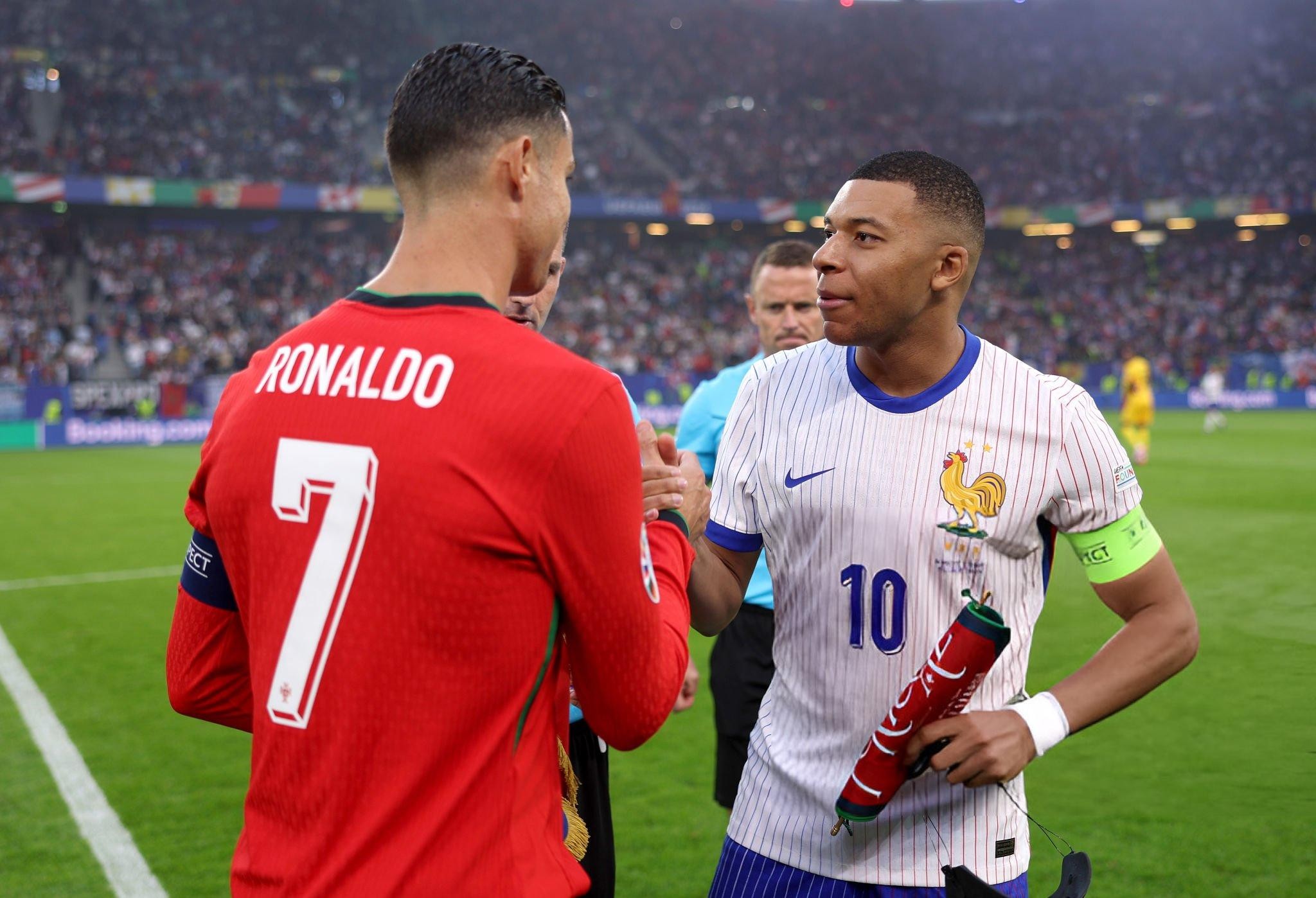 Ronaldo chê Mbappe không biết đá tiền đạo, Vinicius xứng đáng có Quả bóng Vàng