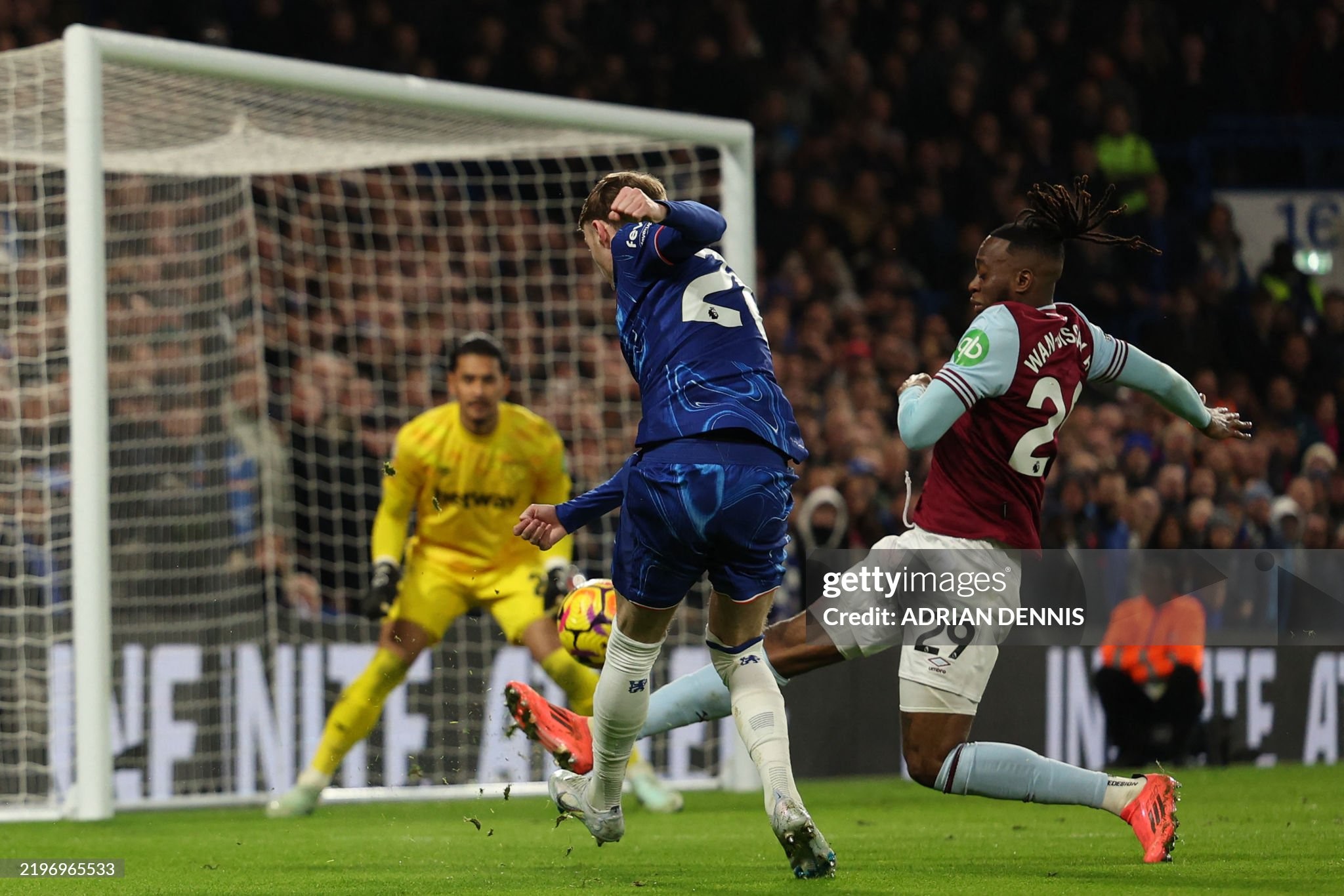 Cựu sao Man United hóa tội đồ, Chelsea ngược dòng thành công