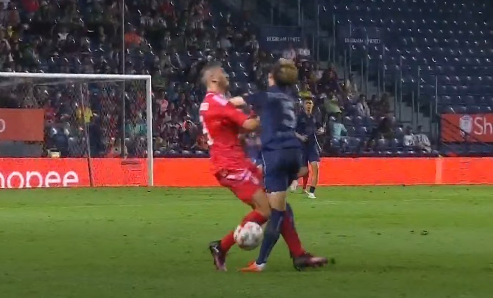 Theerathon Bunmathan chấn thương nặng, có thể lỡ cơ hội chạm trán Chanathip Songkrasin