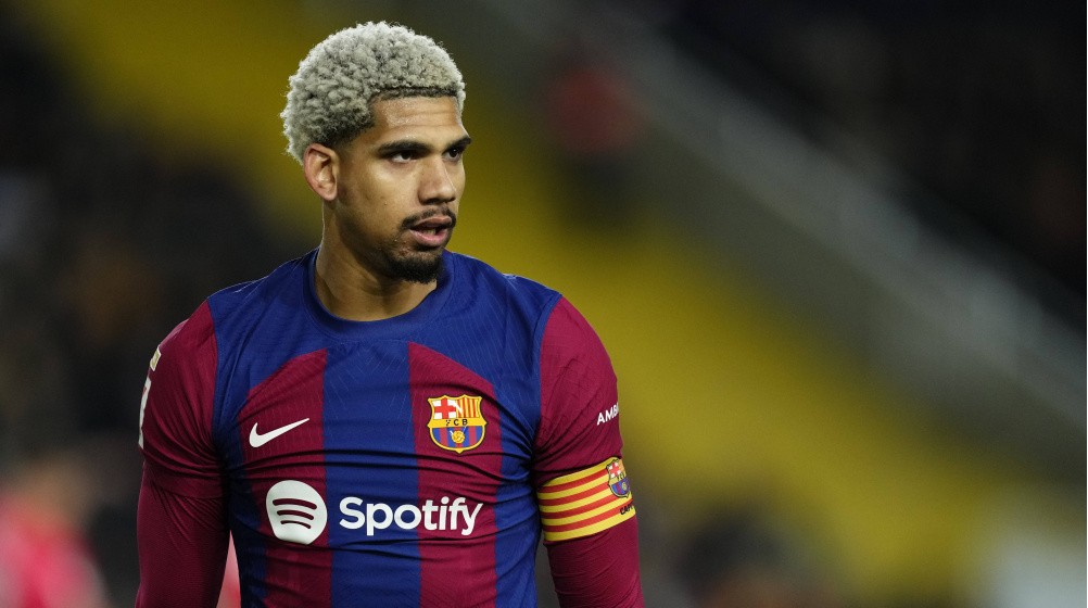 Man United "nhắm" hậu vệ của Barcelona