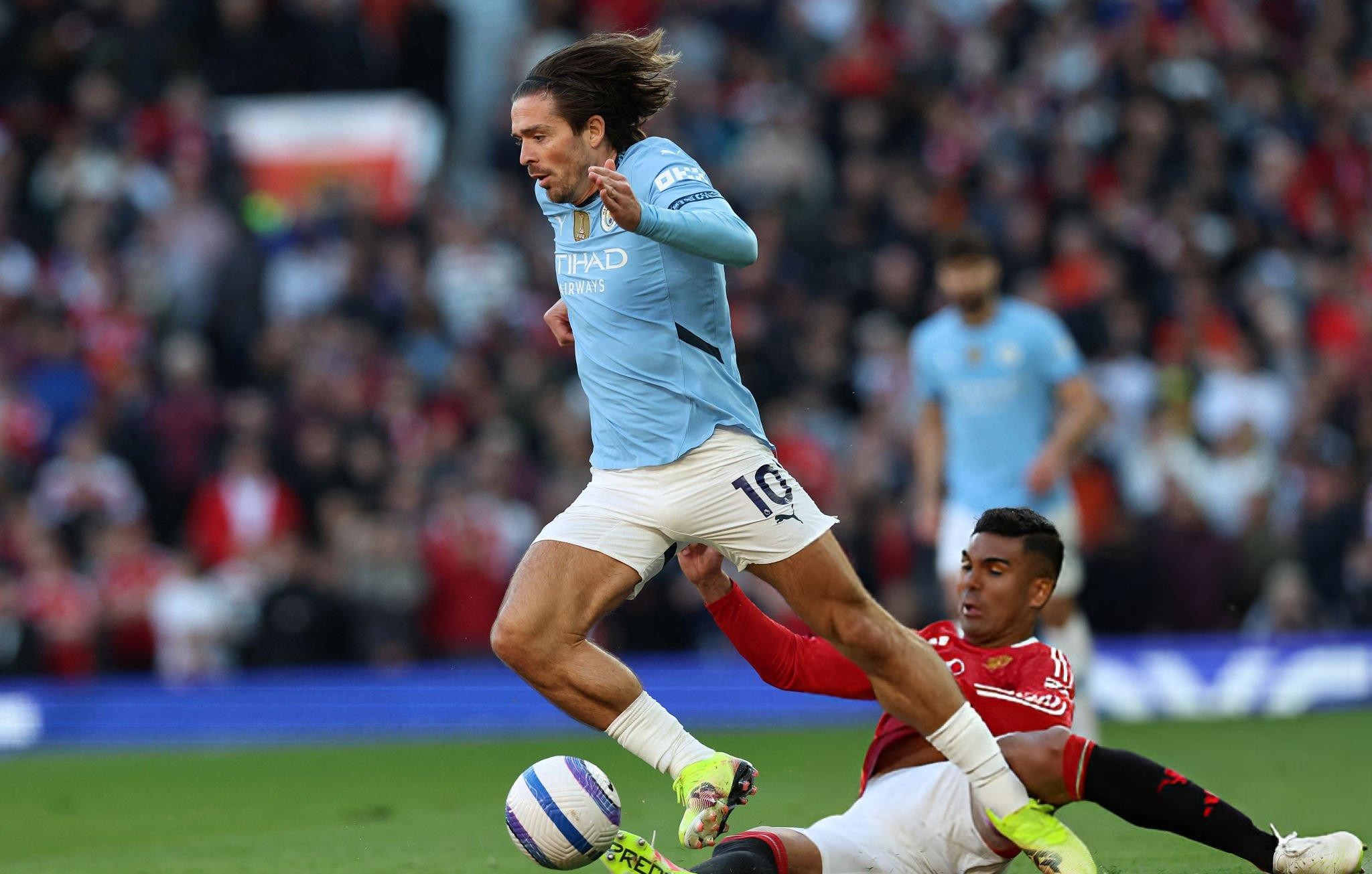 Casemiro cân bằng thành tích với huyền thoại của Man United