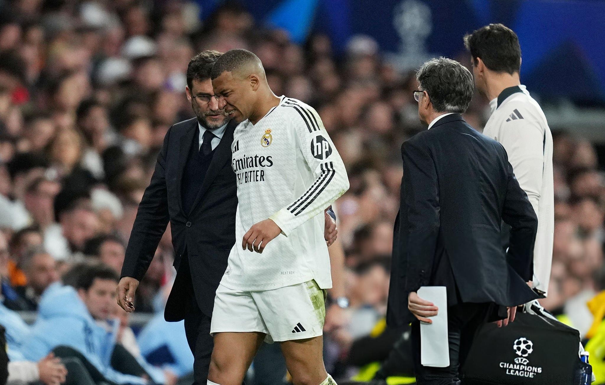 Vừa bị loại ở Champions League, Real Madrid lại nhận thêm tin dữ