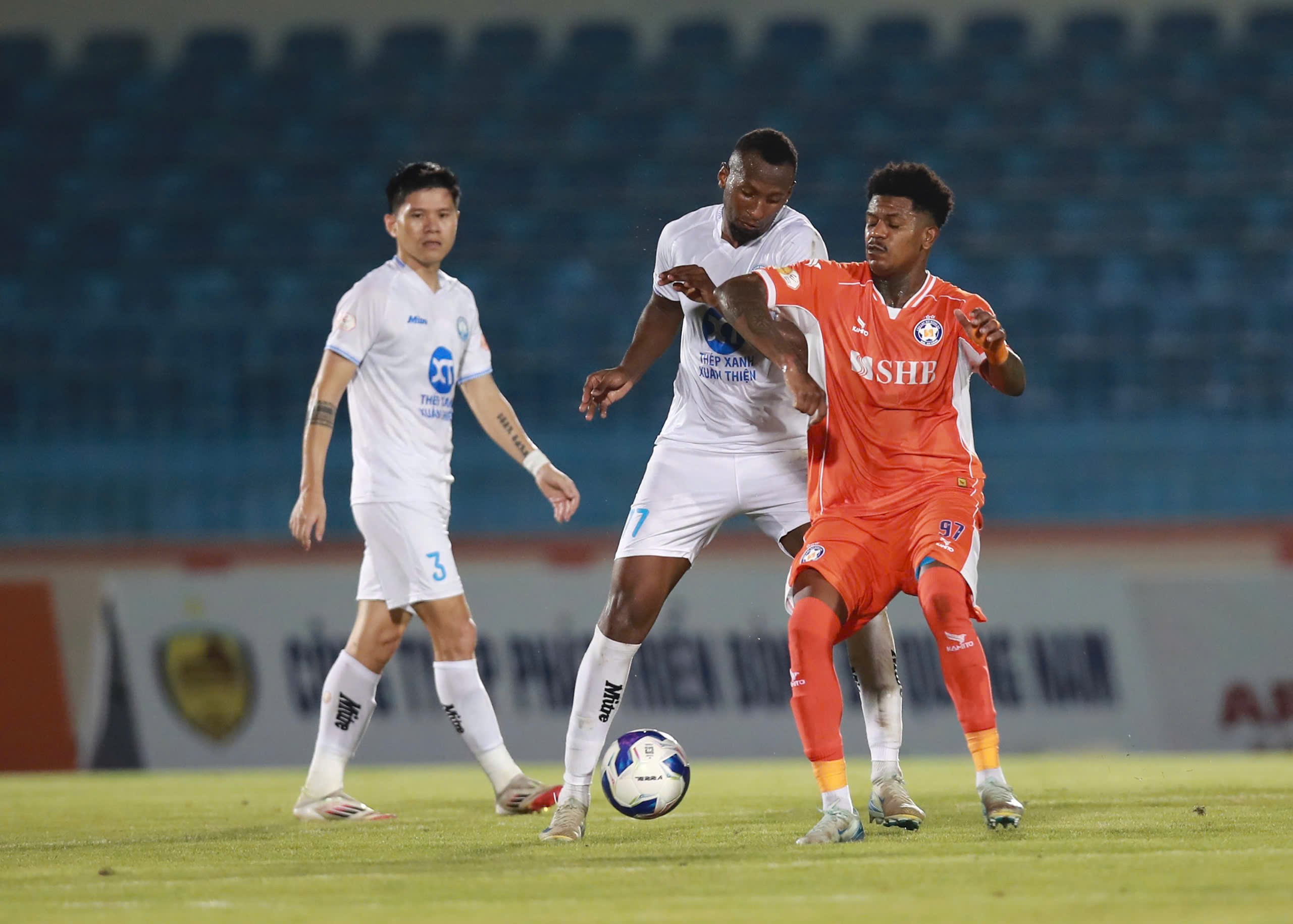 Cầm hoà Nam Định, Đà Nẵng "thổi lửa" vào cuộc đua vô địch V-League